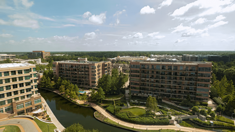 houmw-waterfront-view-5500-hor-wide