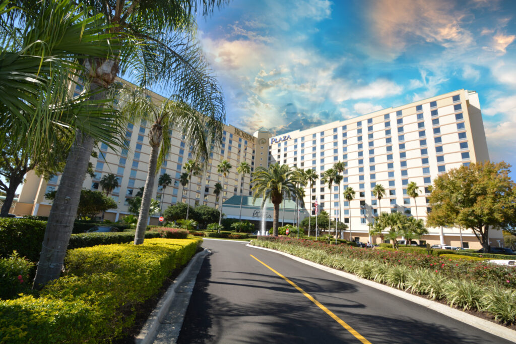 Rosen Plaza’s scenic entrance, located on International Drive. Image credit to Rosen Plaza® Hotel.
